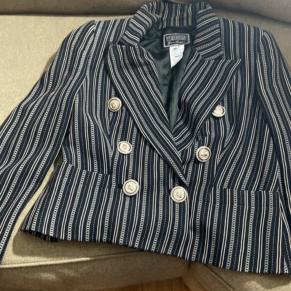 Beautiful, vesace blazer, no lowballs - Picture 2 of 12